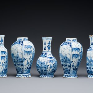 Petite garniture de cinq vases en faïence de Delft en bleu et blanc, 18ème — photo 4