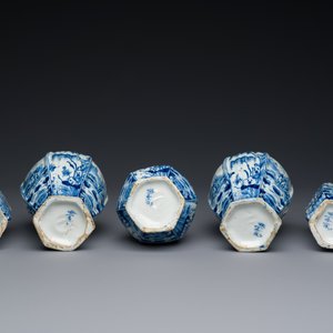 Petite garniture de cinq vases en faïence de Delft en bleu et blanc, 18ème — photo 6