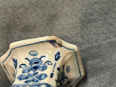 Petite garniture de cinq vases en faïence de Delft en bleu et blanc, 18ème — photo 1