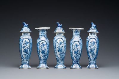 Petite garniture de cinq vases en faïence de Delft en bleu et blanc, 18ème