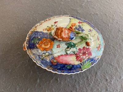 Petite terrine couverte en porcelaine de Chine famille rose à décor de feuilles de tabac, Qianlong — photo 1