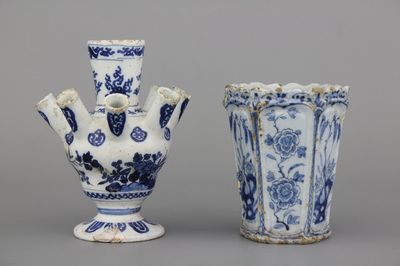 Petite tulipière et vase à fleurs en faïence de Delft, bleu et blanc, 17e-18e