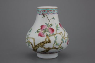 Petite vase à décor neuf pêches en porcelaine de Chine, famille rose, 19e eeuw
