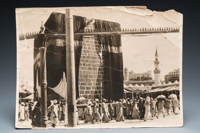 Photo en noir et blanc de la Kaaba à Mecque, datée 1914