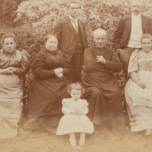 Photo inconnue de Guido Gezelle avec la famille Nolf-Beck, vers 1898 — photo 1