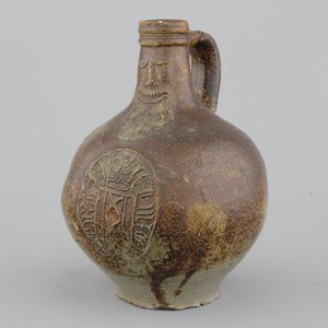 Pichet bellarmine en grès allemand, 17e — photo 1