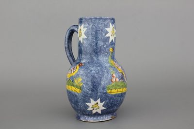 Pichet en faïence de Bruxelles, fond bleu, décor paon, 18e