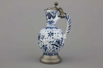 Pichet en faïence de Delft, bleu et blanc, monture en étain, env. 1700