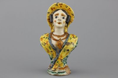 Pichet en majolique d'Italie du Sud, en forme de dame, 18e