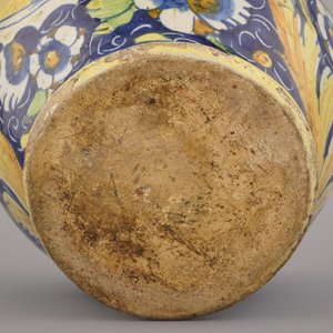 Pichet en majolique italienne, en forme d'oeuf, décor Saint-Pierre, env. 1580 — photo 2