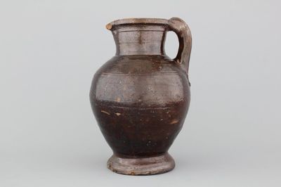 Pichet en terra cotta émaillé brun, 17e
