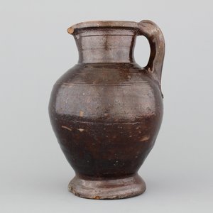 Pichet en terra cotta émaillé brun, 17e — photo 1