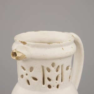 Pichet trompeur en blanc de Delft, fin 17e — photo 7
