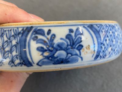 Pierre à encre en porcelaine de Chine en bleu et blanc, Kangxi — photo 5