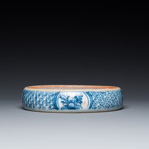 Pierre à encre en porcelaine de Chine en bleu et blanc, Kangxi — photo 3