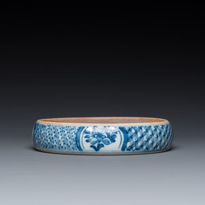 Pierre à encre en porcelaine de Chine en bleu et blanc, Kangxi — photo 4
