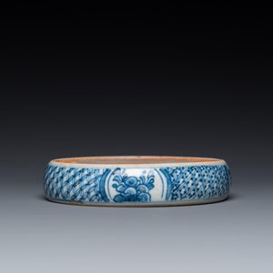 Pierre à encre en porcelaine de Chine en bleu et blanc, Kangxi — photo 5