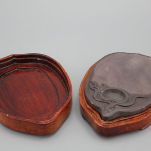 Pierre à encre, type Duan, avec sa boîte en bois, 19/20e — photo 1