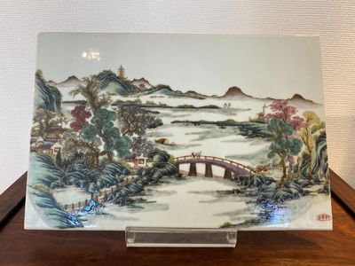 Plaque de forme rectangulaire en porcelaine de Chine famille rose, sceau de Wang Yeting 汪野亭, République — photo 1