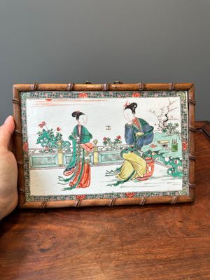 Plaque de forme rectangulaire en porcelaine de Chine famille verte dans un cadre en bois imitation bambou, Kangxi — photo 1