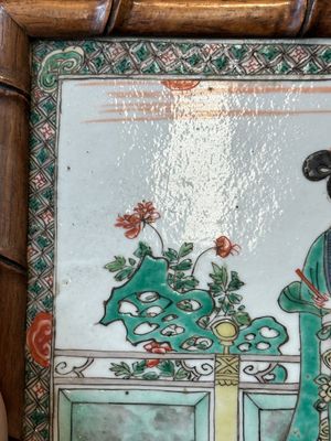 Plaque de forme rectangulaire en porcelaine de Chine famille verte dans un cadre en bois imitation bambou, Kangxi — photo 5