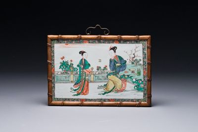 Plaque de forme rectangulaire en porcelaine de Chine famille verte dans un cadre en bois imitation bambou, Kangxi