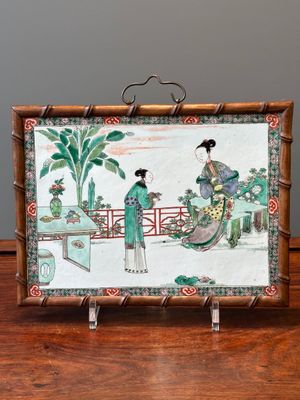 Plaque de forme rectangulaire en porcelaine de Chine famille verte dans un cadre en bois imitation bambou, Kangxi — photo 1