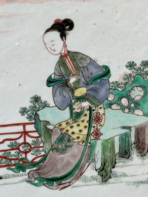 Plaque de forme rectangulaire en porcelaine de Chine famille verte dans un cadre en bois imitation bambou, Kangxi — photo 2
