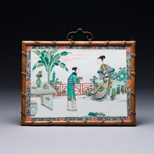 Plaque de forme rectangulaire en porcelaine de Chine famille verte dans un cadre en bois imitation bambou, Kangxi — photo 1
