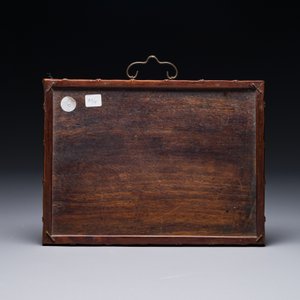 Plaque de forme rectangulaire en porcelaine de Chine famille verte dans un cadre en bois imitation bambou, Kangxi — photo 2