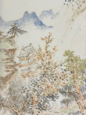 Plaque de forme rectangulaire en porcelaine de Chine qianjiang cai à décor d'un paysage montagneux dans le style de Cheng Men, 19ème — photo 4
