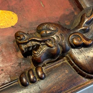 Plaque en bois huali en laque noire et rouge à inscription 'Hui Su Xin 會素心' et à décor doré, marque et peut-être époque de Kangxi — photo 21
