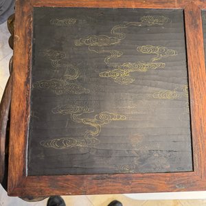 Plaque en bois huali en laque noire et rouge à inscription 'Hui Su Xin 會素心' et à décor doré, marque et peut-être époque de Kangxi — photo 26