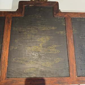 Plaque en bois huali en laque noire et rouge à inscription 'Hui Su Xin 會素心' et à décor doré, marque et peut-être époque de Kangxi — photo 27