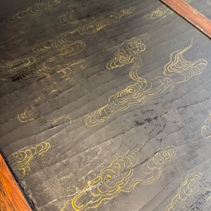Plaque en bois huali en laque noire et rouge à inscription 'Hui Su Xin 會素心' et à décor doré, marque et peut-être époque de Kangxi — photo 28