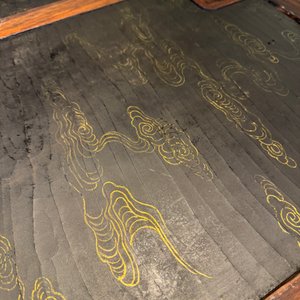 Plaque en bois huali en laque noire et rouge à inscription 'Hui Su Xin 會素心' et à décor doré, marque et peut-être époque de Kangxi — photo 29