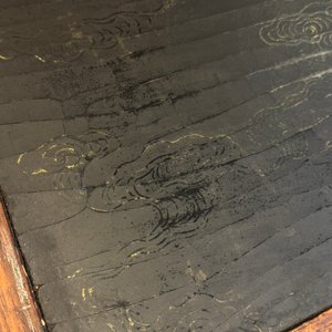 Plaque en bois huali en laque noire et rouge à inscription 'Hui Su Xin 會素心' et à décor doré, marque et peut-être époque de Kangxi — photo 32