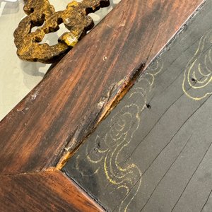 Plaque en bois huali en laque noire et rouge à inscription 'Hui Su Xin 會素心' et à décor doré, marque et peut-être époque de Kangxi — photo 37