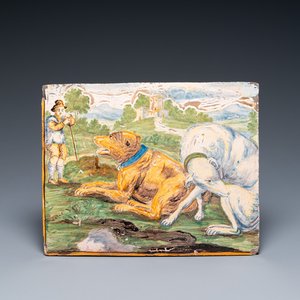 Plaque en faïence de Castelli polychrome figurant un berger et deux grands chiens, Italie, 18ème — photo 1