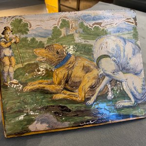 Plaque en faïence de Castelli polychrome figurant un berger et deux grands chiens, Italie, 18ème — photo 3