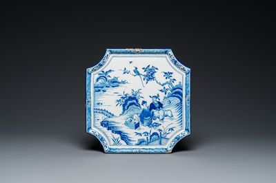 Plaque en faïence de Delft en bleu et blanc à décor chinois d'une scène de thé, 18ème