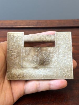 Plaque en jade blanc et rouille en forme de serrure à inscription 'Huan Tian Xi Di 歡天喜地', Chine, Qing — photo 2