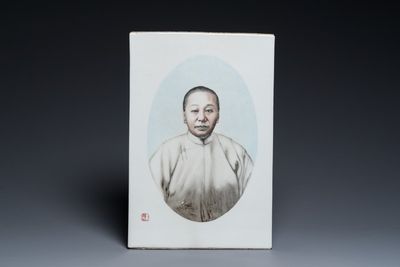 Plaque en porcelaine de Chine en grisaille à décor d'un portrait de femme, marque de Zhu Shouzhi 朱受之, 20ème