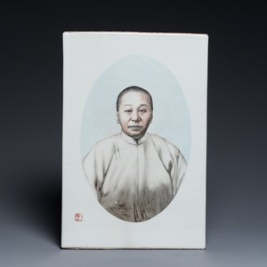 Plaque en porcelaine de Chine en grisaille à décor d'un portrait de femme, marque de Zhu Shouzhi 朱受之, 20ème — photo 1