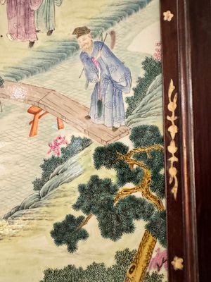 Plaque en porcelaine de Chine famille rose à décor de huit immortels dans un cadre en bois, 18/19ème — photo 11