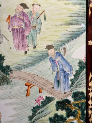 Plaque en porcelaine de Chine famille rose à décor de huit immortels dans un cadre en bois, 18/19ème — photo 2