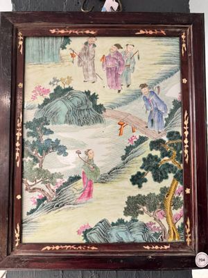 Plaque en porcelaine de Chine famille rose à décor de huit immortels dans un cadre en bois, 18/19ème — photo 10