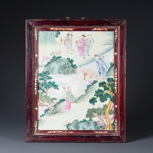 Plaque en porcelaine de Chine famille rose à décor de huit immortels dans un cadre en bois, 18/19ème — photo 1