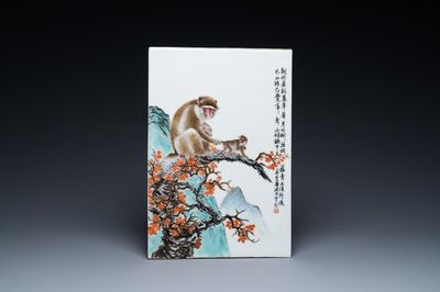 Plaque en porcelaine de Chine famille rose à décor de singes, marque de Bi Yuanming 畢淵明, datée 1964