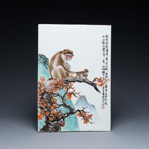 Plaque en porcelaine de Chine famille rose à décor de singes, marque de Bi Yuanming 畢淵明, datée 1964 — photo 1